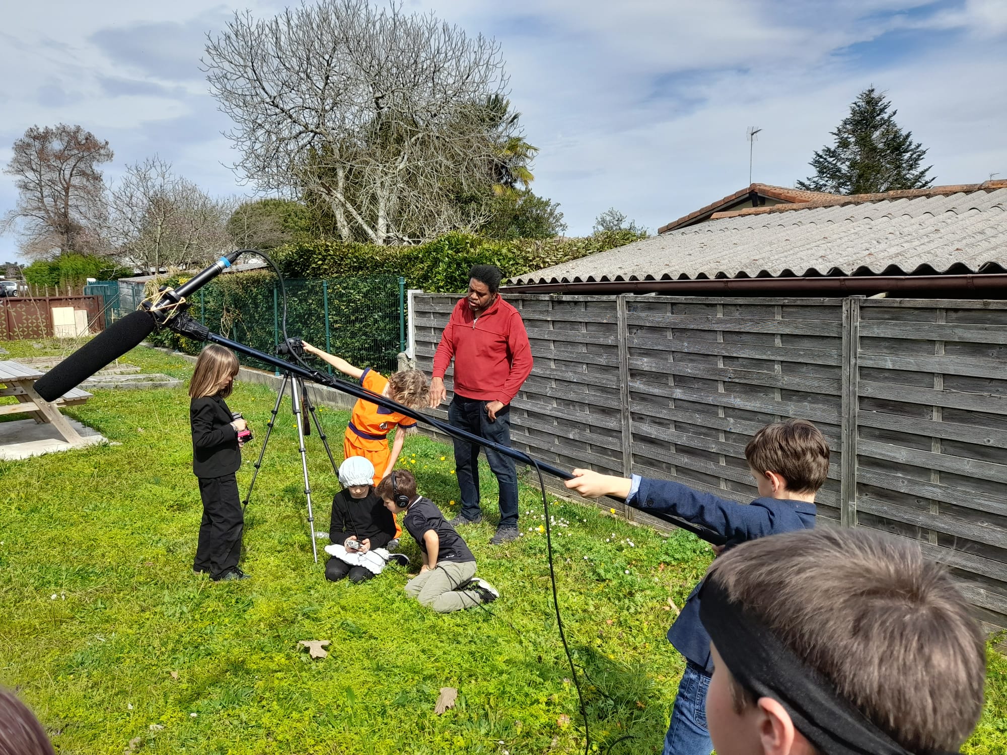 classe cinéma à l'école d'Angresse tournage d'une scéne extérieure